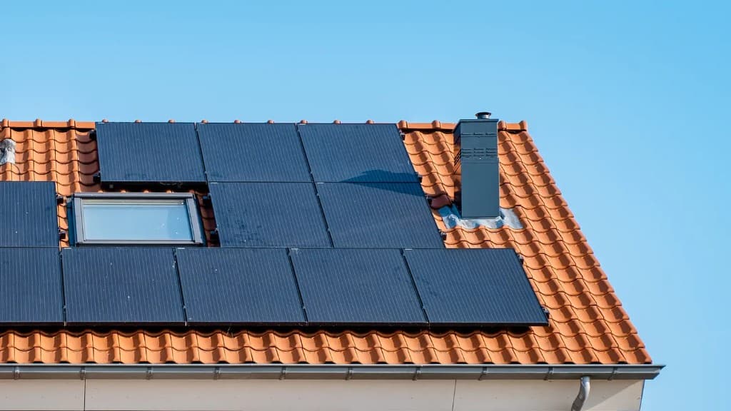 Zonnepanelen op een Nederlands dak
